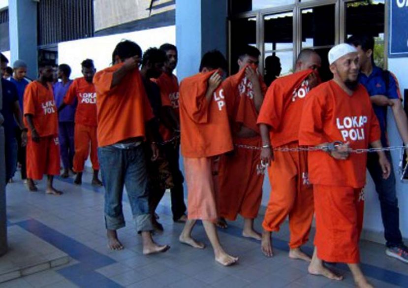 图：阿兹哈（前）与成员被警方带到双溪大年法庭申请延长扣留令。