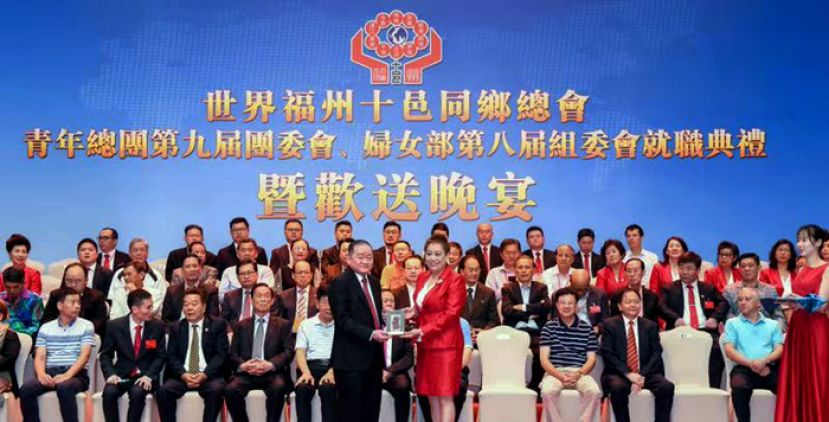 妇女部部长王品华赠送纪念品予拿督斯里刘为强太平局绅时摄。