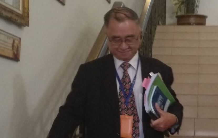 砂律政司署顾问拿督斯里冯裕中离开司法专员陈赐荣密室时摄。