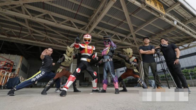 （左起）阿花，枯叶怪、守武者梦翔、贪婪怪人、枯叶怪及摄影师Boris及阿豪。片头才廿多秒的打斗片段，我们拍了四小时。