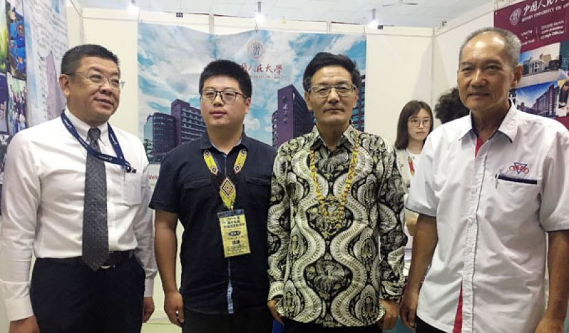 众人前往参观教育展时摄。