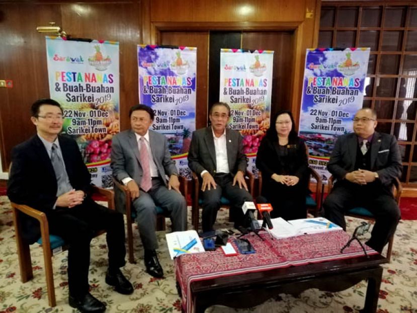 砂资源策划与环境部助理部长拿督连达立（中）主持&ldquo;婆罗洲水果与黄梨节&rdquo;新闻发布会。
