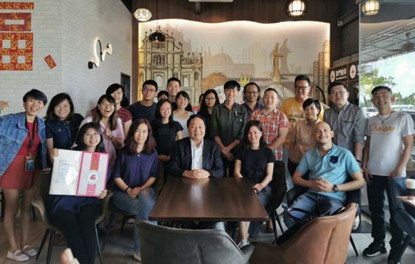 砂全民团结党主席黄顺舸（坐者中）与媒体们合影。