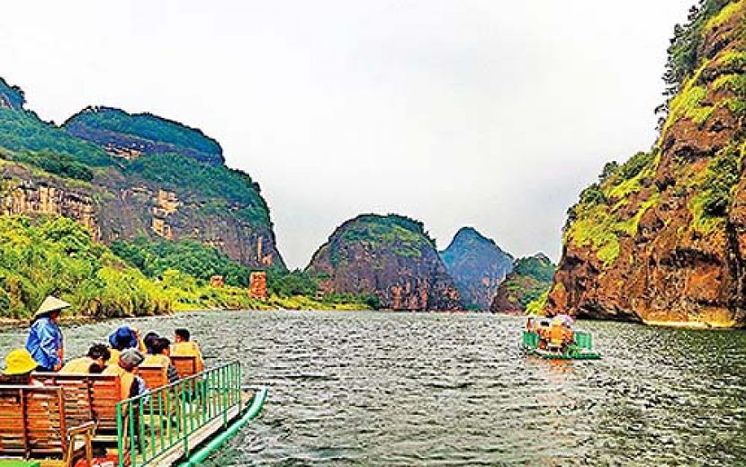 图示：在龙湖山景区搭竹筏漂流，是欣赏世界遗产丹霞地貌的最佳方式。