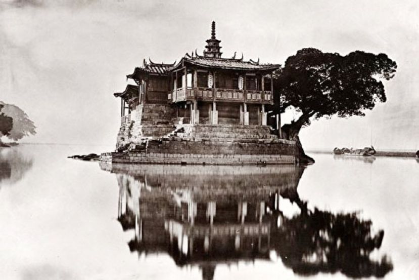 图示：约翰汤姆森（John Thomson），《岛屿之塔》（Island Pagoda），出自《福州与闽江》（Foochow and the River Min），摄于约1873年，碳素印相。