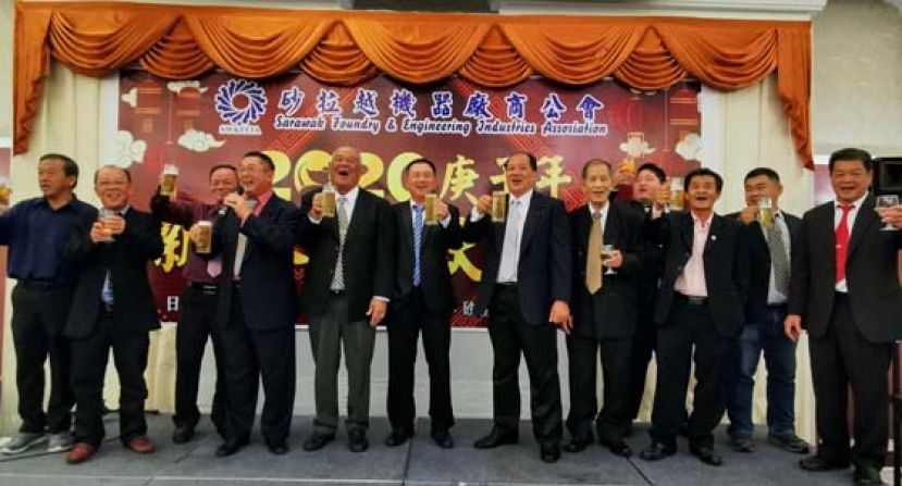 砂拉越机器厂商公会新春团拜，理事会向来宾敬酒，左4及5为筹委会主席佘克明及主席拿督许甲明。