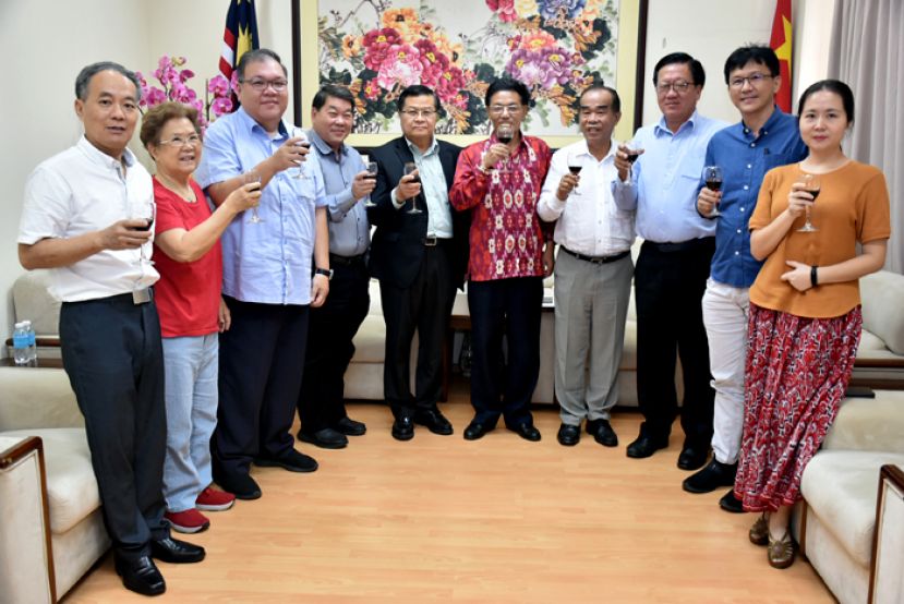 左一起；为程洪领事、砂拉越华人学术研究会会长林韶华博士、黄文彬集团董事兼砂中友好协会副会长拿督黄国辉、马来西亚中华大会堂总秘书长拿督黄益隆博士、砂华人社团联合总会永久名誉会长拿督许德忍、中国驻古晋总领事程广中、马中总商会砂拉越分会会长拿督刘乃好、诗巫省华人社团联合会华团会长严榀胜、西连中华商会会长赖招良、蒋盈领事合影。