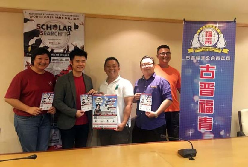众人于新闻发布会上合影，左起为Uni Enrol财务总监陈蓓琳、Uni Enrol首席执行官许乐升、古晋福建公会青团长陈德明、古晋福建公会青团理事陈俊延及古晋福建公会青团副秘书陈俊贤。