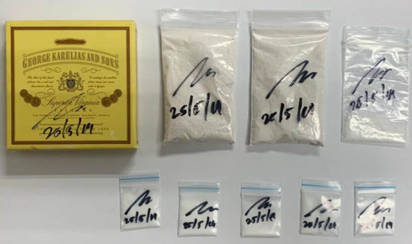  警方在一华裔男子车内的香烟盒搜出毒品。