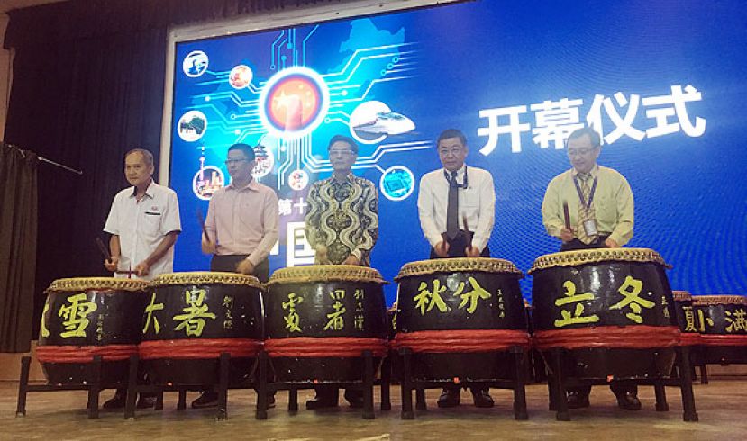 众人主持开幕仪式时摄，左起为中中校董会署理主席本曼查高伟宁、大马留华砂总总会长黄首詠、中国驻古晋总领事馆程广中总领事、董总中央常务委员拿督黄良杰及一中校长叶宗元。