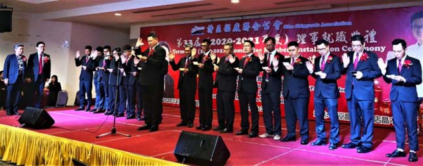 诗巫区国会议员林财耀与诗巫省长查尔斯萧联合为诗巫船厂联合会新届理事主持就职监誓礼。