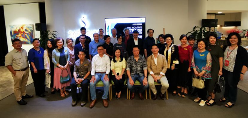 砂拉越艺术家协会为庆祝创会34周年画展，参展画家与出席嘉宾合影。前排中为南市市议员许德婉。