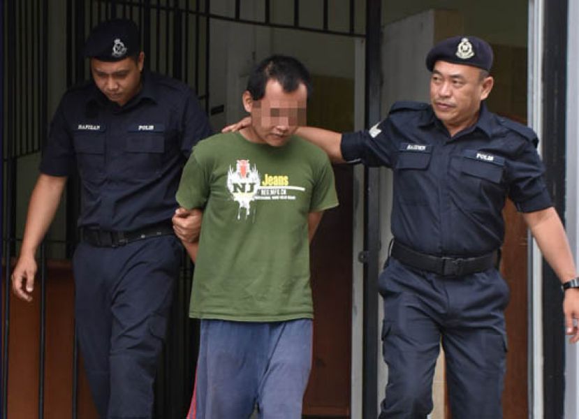 面对抢劫及&ldquo;指奸&rdquo;罪控的被告（中）付出总共24年牢狱之灾兼打6鞭的惨重代价。（档案图片）