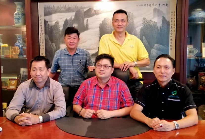古晋中华总商会农业组新闻发布会，前排左起为;古晋中总农业组副主任黄长财、主任卢少奎及砂果农公会会长涂踬慜；后排左起为;组员蔡裕胜及组员俞国利。