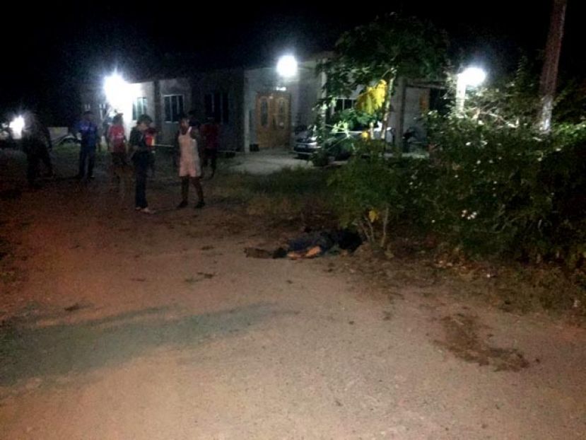 死者惨死在住家前门。