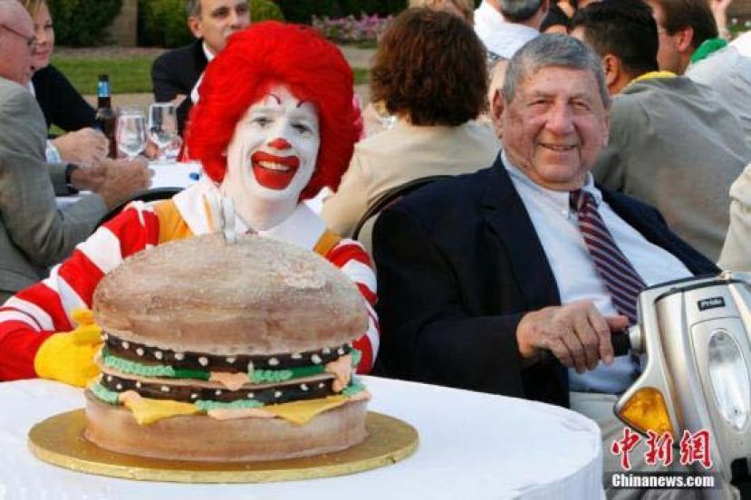 发明国际连锁快餐店麦当劳招牌食品&ldquo;巨无霸&rdquo;(Big Mac)的美国男子德利加蒂。
