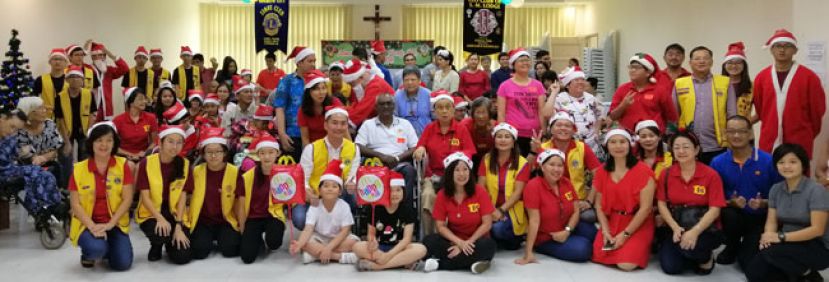古晋市狮子会与天主教福利部的30名特殊儿童在圣诞联欢会上开心合影。