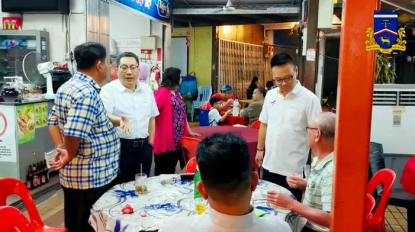 砂人联党青年总团秘书长兼朋岭支部副秘书符祥威（右二）陪同古晋南市市长拿督黄鸿圣（左二）访朋岭海鲜中心。