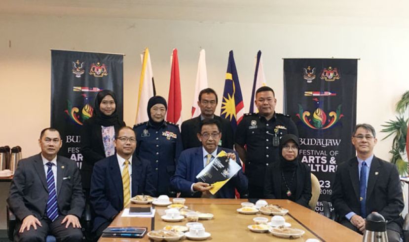 东盟东部成长区第二届艺术文化节新闻发布会，中为砂旅游、艺术及文化部长拿督阿都卡林。