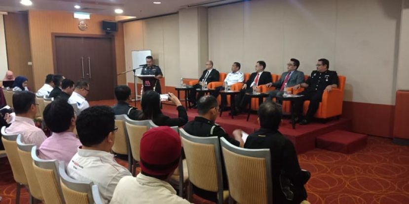 张健仁(中)出席砂公民权及消费人事务课题简报会