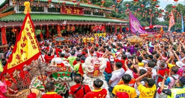 柔佛古庙众神巡游盛会，每年吸引数十万信众的参与。(档案图片)