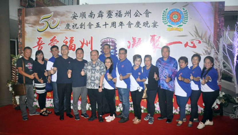  在甲必丹拿督刘思乐（左六）的帶领下，古晋巴达旺福州公会出席了西马安顺南霹雳福州公会庆祝成立50周年庆典。