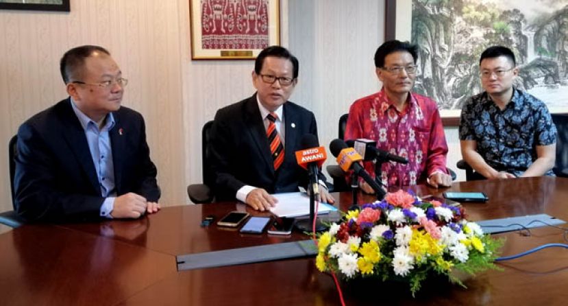 砂交通部长拿督李景胜（左二）受访时的神情，右起;为中国驻古晋领事李旺源及中国驻古晋总领事程广中；(左)为中国银行古晋分行东马区域总经理张宏坤。