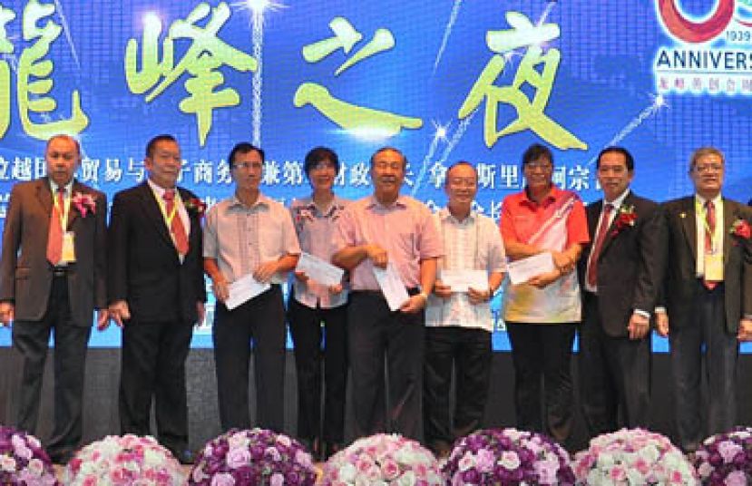 砂拉越龙峰黄氏家族会移交捐款给诗巫5间独中。右1及2为副主席黄声访和主席黄敬平，左1及2为副主席黄招诚和署理主席甲必丹黄贤钻。