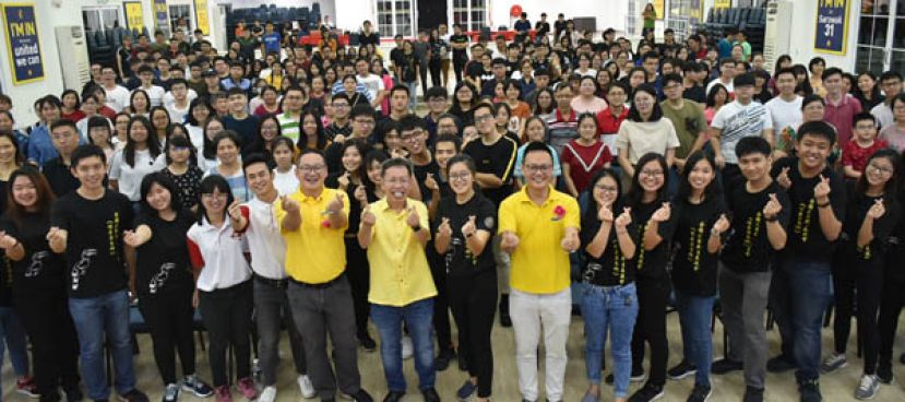 全体出席&ldquo;情牵犀鸟乡2019年全国大专新生交流会&rdquo;的学生、家长及嘉宾们合照。
