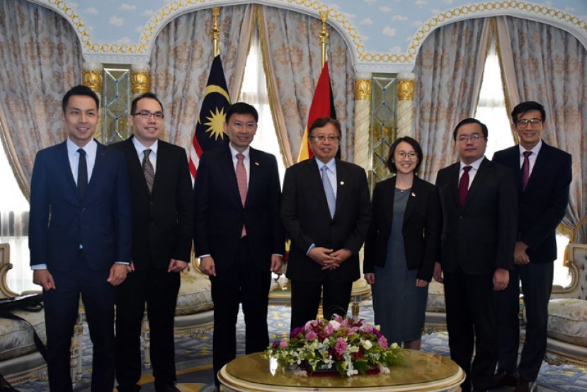 新加坡贸工部兼教育部高级政务部长徐芳达（左三）及其团队拜访砂首长拿督巴丁宜阿邦佐哈里（右四）。