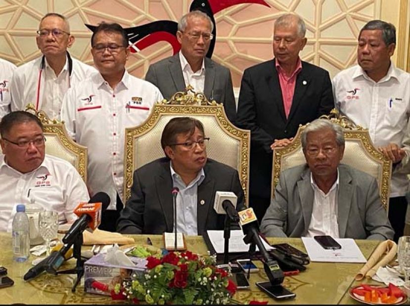 拿督巴丁宜阿邦佐哈里（中）主持砂政党联盟最高理事会会议后召开新闻发布会。