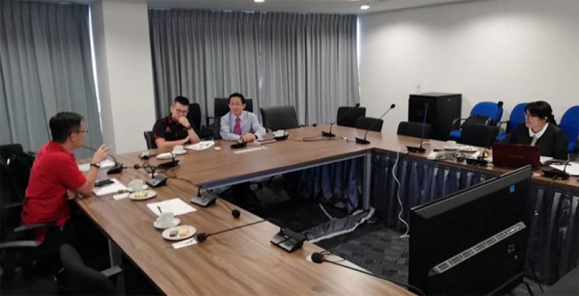  俞利文与砂水利灌溉局官员进行交流。