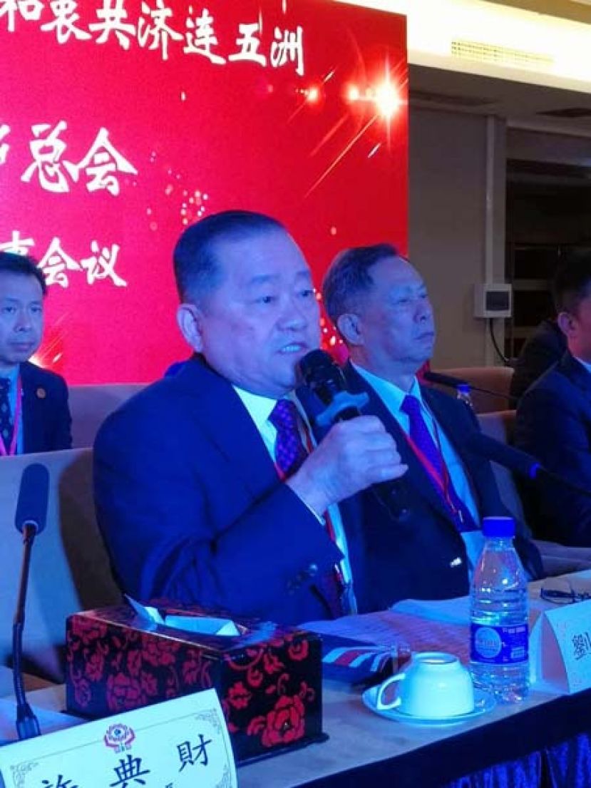 拿督斯里刘为强太平局绅在世福常务理事会上发言，右为;总会长吴焕炎。