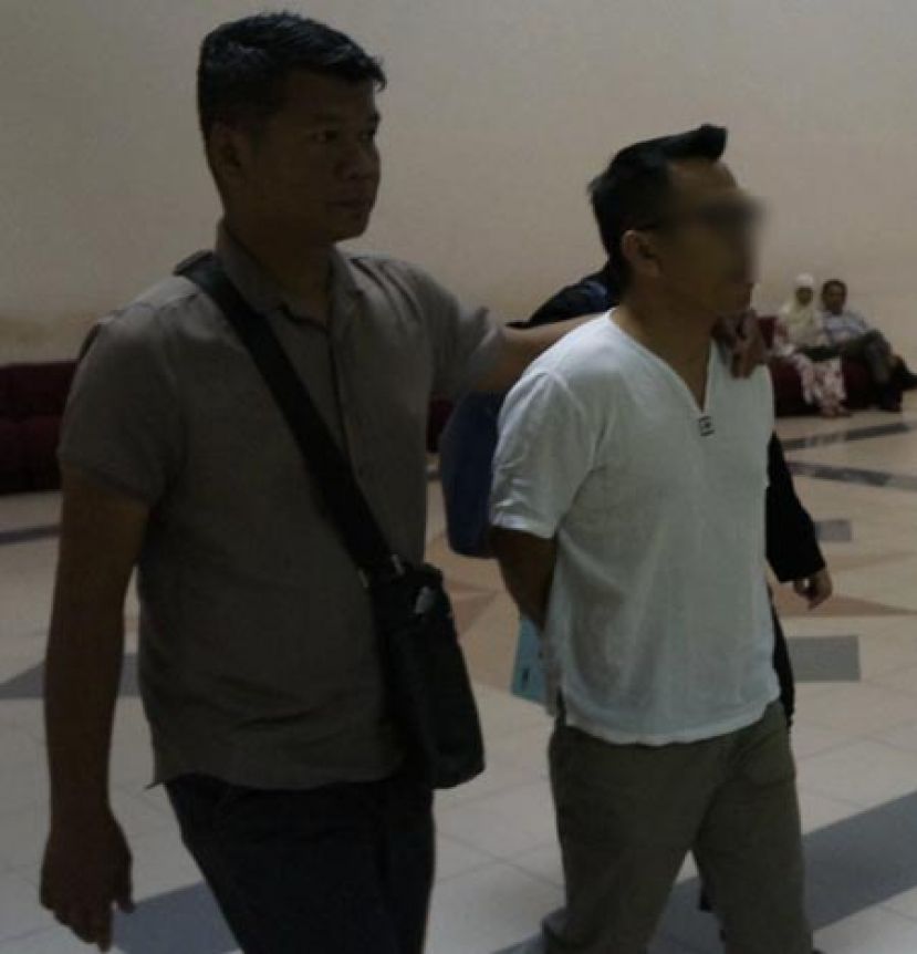 砂足球总会前秘书依斯迈（右）被控三项失信罪。