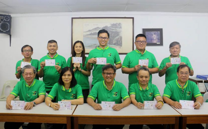 砂留台同学会诗巫省分会邀请留台人踊跃&ldquo;创会55周年文华之夜&rdquo;晚宴，前排右起为副主席罗仁山丶黄身龙丶主席张济亮丶会务顾问吴汶玲及副主席黄祖忠。