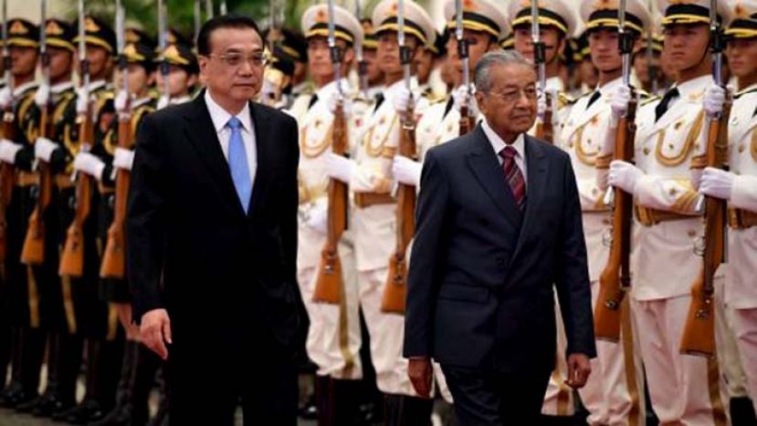图：敦马哈迪去年八月访问中国，受到中国总理李克强的接待(档案图)。