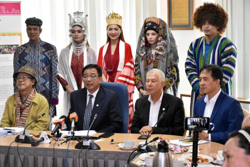 砂旅游、艺术、文化、青年与体育部部长拿督阿都卡林韩沙（右二）召开新闻发布会。