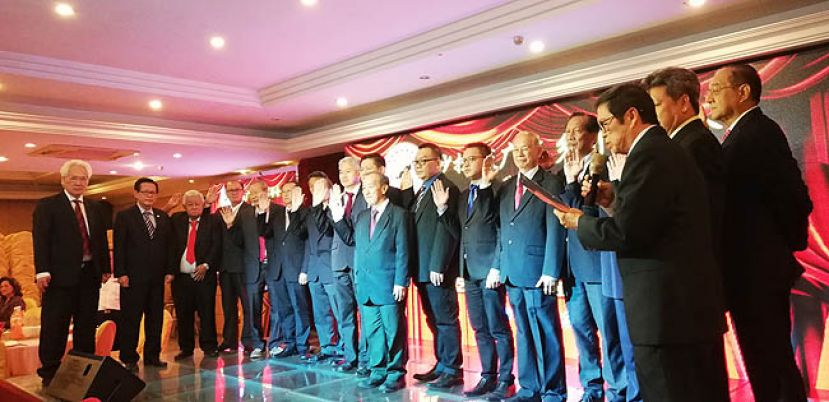 砂广东乡团联合会新届理事在名誉会长苏美光(左起)和拿督李景胜的监誓下宣誓就职。