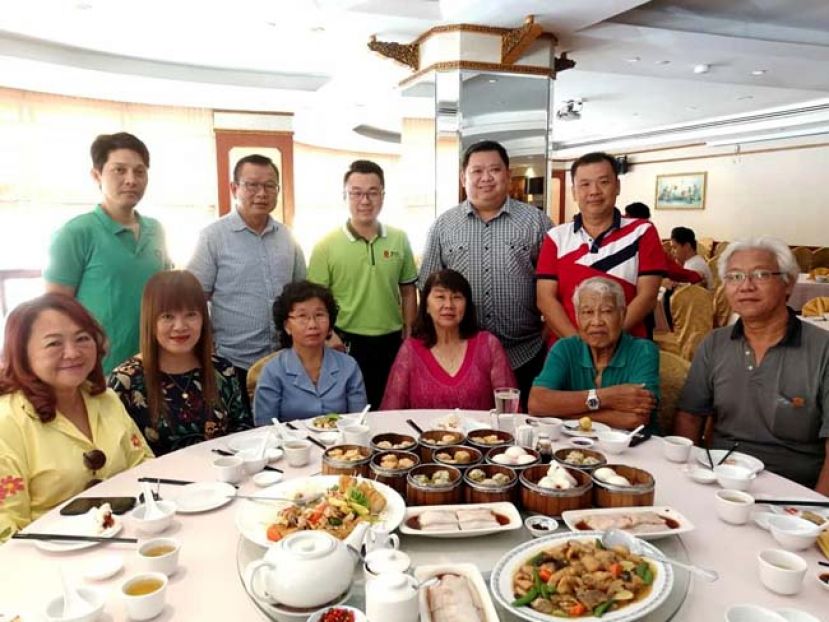 美里糖尿病公会主席陈超梅(左四)与一众表演单位及赞助单位在筹备会后合影。
