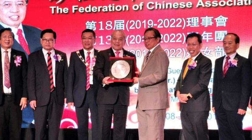  砂首长拿督巴丁宜阿邦佐哈里（右三）赠送纪念品予大马华总会长丹斯里吴添泉（左四）。