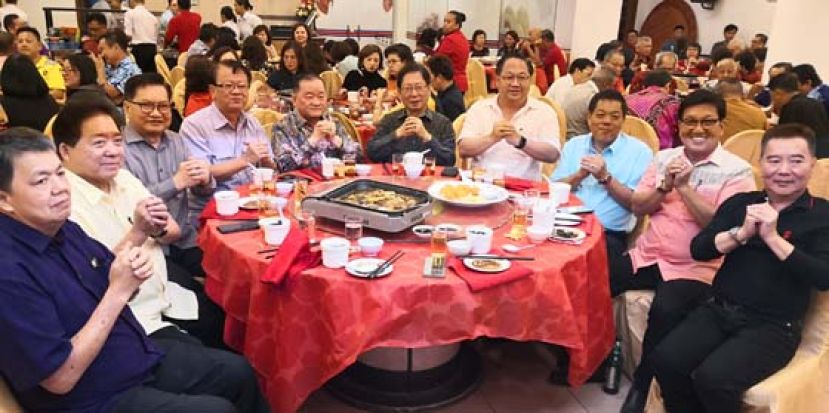 马福庚子年全国榕属新春大团拜欢迎宴主宾席一瞥，右4至6位诗巫闽清同乡会主席甲必丹刘贤远、永久名誉主席天猛公拿督刘利民和马福总会长拿督斯里刘为强。