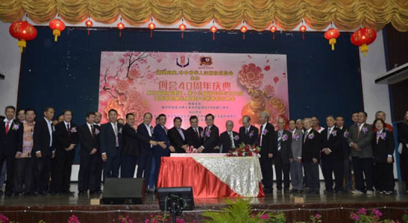 全体贵宾共切创会40周年纪念蛋糕。