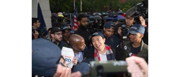 资料图：争取代表美国民主党参选2020年总统大选的杨安泽（Andrew Yang）在纽约宣讲政见。