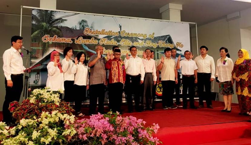 联合区委主席杨岩彬（左一）率领区委们在拿督斯里罗哈妮（右一）及拿督杨莉（右二）的见证下宣誓就职。