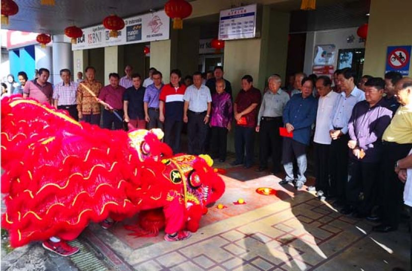 诗巫中华总商会年初八举办新春茶会，光民中学校友会瑞狮向商会理事拜年，送上吉祥橘贺旺年。