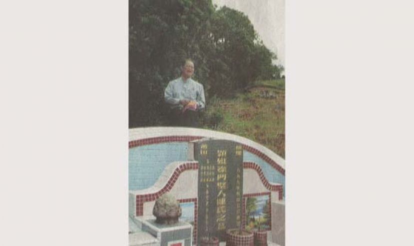 涂耐冰夫人陈璧人在青山华人墓原的坟墓一瞥，站在陈氏坟后的为她的儿子涂季冰。