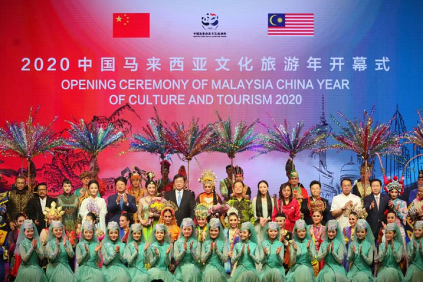 2020马中文化旅游年开幕礼，马中两国领导及演出者在表演结束前合影。第3排左7位张旭，第三排右7是莫哈末丁。