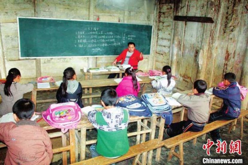 余国安在乡村小学授课。