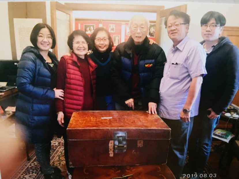 已故黄贤檥（右三）於今年8月3日将藏着黄家几代人记忆和历史见证的百年木箱子转交砂拉越华族文化协会会长刘伯举（右二）。左一是刘伯举夫人曾秋香，左二是黄贤檥的夫人黄磊，左三是黄碧涵。