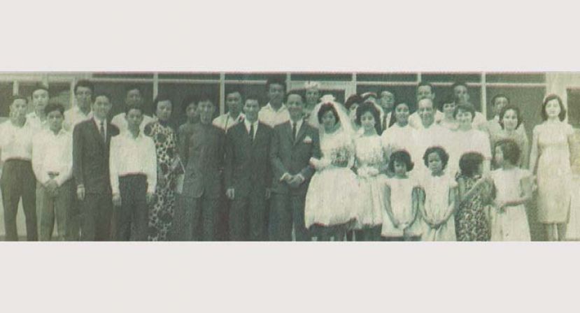 1963年涂少冰与妻子结婚时，与到贺的亲友大合照，图中站在伴郎身边，身着中山装的即是老爷子涂耐冰。